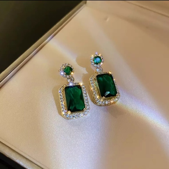 New Golden with Imitation Emerald Drop Earrings - Picture 1 of 8